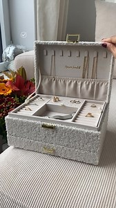 Enfin une boîte à bijoux à la fois jolie et pratique ✨ 💍 Des compartiments pour tous les bijoux : bagues, bracelets, colliers... 🪡 Des finitions haut de gamme 🌈 Un large choix de tailles, matériaux et couleurs ( de 300 boîtes à bijoux) Rendez-vous sur notre site pour découvrir notre nouvelle collection 🎉 | Maison Scarlett