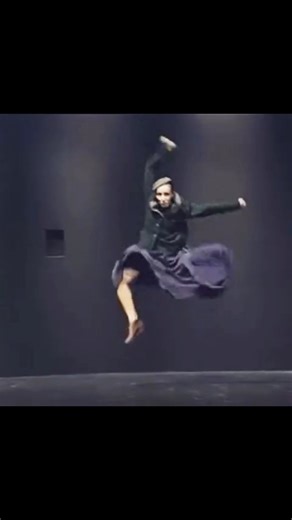 @performance_theatre2 on Instagram: "On this page, current performances from theater and dance masters are shared. You can also direct your clips to us so we can share them.🎭🎭🎭 @workshopbadan.id @performance_theatre2 @teatre.grow 🧠: 🔺 #dance #dancer #contemporarydance #performance #dancefreedom #dancers #akhdramaticartscompany #theaterchoreographyakh"