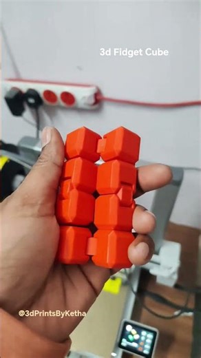 Flip, fold, repeat. 🧊 Smooth infinity cube action by #3DPrintsByKetha. The ultimate desk toy!