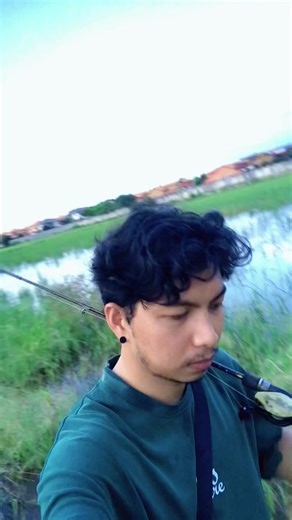 เดินลุยน้ำตั้งไกล ไม่ได้ปลาได้ไง #moofishingthailand #ตีเหยื่อปลอม #ตกปลาช่อนข้างทาง #ฟิดดดシ