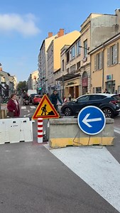 🔴😡 Le nouveau plan de circulation divise dans ce quartier de Lyon. Sur l’avenue des Frères Lumière coupée en deux, des habitants et commerçants manifestent. Ils dénoncent les bouchons dans les petites rues voisines. Certains riverains défendent la transformation de la rue malgré la colère de certains. #lyon #pourtoi #foryou #actu #actulyon #lyonfrance #lyonmaville #lyoncity #onlylyon | Actu Lyon