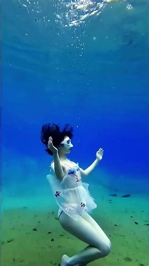 Freediving : Dancing in the crystal deep #underwater