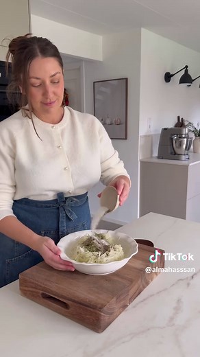 PIZZASALLAD, en favorit!! 😍🍕 500 g vitkål 1/2 dl rapsolja 2 msk vitvinsvinäger 1 tsk salt 1 tsk strösocker 1 tsk grovmalen svartpeppar 1 tsk oregano 1 tsk salladskrydda Hyvla kålen tunt Använd osthyvel, mandolin eller vass kniv. Koka upp en stor kastrull med vatten. Häll den hyvlade kålen i en sil eller durkslag. Häll över det kokande vattnet (eller sänk ner kålen i grytan i 30 sekunder). Häll av vattnet direkt och skölj snabbt i kallt vatten för att stoppa tillagningen. Låt rinna av ordentlig