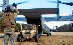 两脚兽和陆自在训练中搭载CV-22_哔哩哔哩_bilibili