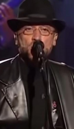 Bee Gees performing “Man in the Middle” live in 2001. #beegees #maninthemiddle #music