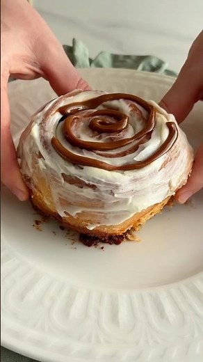 Soft cinnamon rolls with caramel