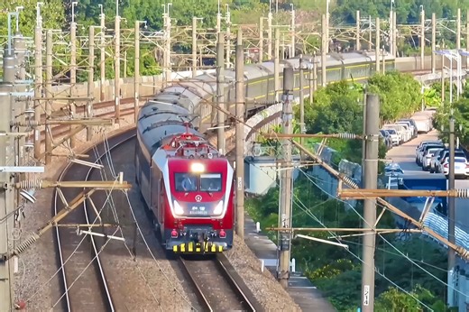 在动车群中夹缝生存的普速列车·电笛友鸣K1208 SS8-0146牵引K952快速通过广深线K32 400处