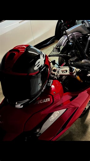 Exploring Ducati V4 Performance and Riding Gear