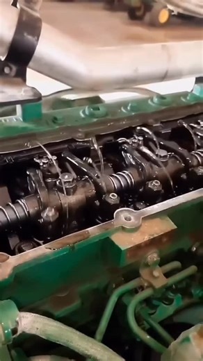 Underchargers | Automotive Experts on Instagram: "Valvetrain in Action: Lubrication System at Work Fascinating to see how the rocker arms, pushrods, and valve springs stay lubricated while the engine runs."