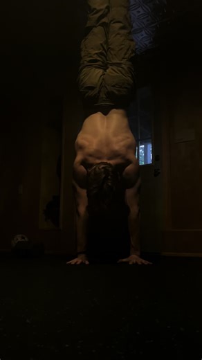 Any tips for one arm handstand with feet together??#calisthenics #handstand #handstandpushupjourney #progression #manna