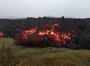 Lava del Volcán de Pacaya continúa avanzado y quema plantaciones de café y aguacate