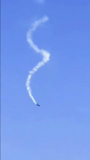 J-10 Performs INSANE Falling Leaf Maneuver!