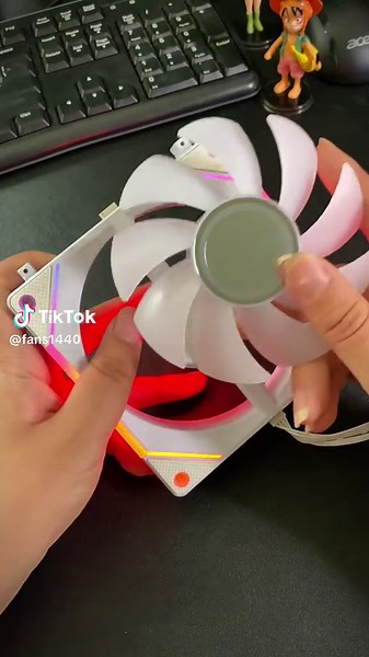 Is the fan in your case this cool?#coolingfans #daisychain #fan #GPU #pc #DIY #install #onepower #installingfan #casefans