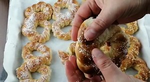 Mucenici moldovenesti impletiti, de post, cu nuca sau cocos! Pufosi si gustosi chiar si a doua zi! Reteta o gasiti aici: http://www.caietulcuretete.com/2020/03/mucenici-moldovenesti-impletiti-de-post.html | Caietul cu retete