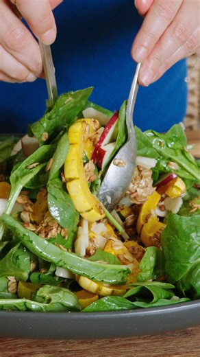 Je cuisine avec le MEILLEUR FROMAGE du Québec! 👀 J'ai créé une salade 100% locale à la courge rôtie et au granola salé, avec épinards, tranches de pomme et vinaigrette au sirop d'érable et au vinaigre de cidre. 👉 https://genevieveogleman.ca/mes-recettes/salade-tiede-a-la-courge-rotie-et-au-granola-sale/ La vedette de ce plat, c’est assurément le fromage gagnant du Caseus Or, le Taliah de la Fromagerie du Presbytère. C’est un fromage cheddar de lait de brebis, affiné en cave pendant 16 mois. 🧀