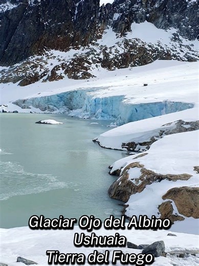 Uno de los trekking más desafiantes que se pueden encontrar en Ushuaia pero que a la vez nos regala una vista privilegiada de éste gran macizo de hielo que alimenta a la Laguna Esmeralda, una vez alcanzada dicha laguna hay que rodearla por el margen derecho y atravesar un sector de bosque y castoreras, para por fin llegar a la zona de escalada y acarreo dónde dadas las condiciones climáticas puede ser necesario utilizar crampines para sortear las zonas de rocas congeladas más cercanas a la Lagun