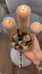 🌕✨ Ritual da Taça do Eclipse Lunar ✨🌕 Na noite de 7 de setembro, a Lua de Sangue abre um portal de transformação e abundância. Este ritual simples vai ajudar-te a atrair prosperidade, proteção e novos caminhos 🌟 📌 O que vais precisar: ✨ Arroz (abundância) ✨ Canela (prosperidade) ✨ Anis estrelado (harmonia) ✨ Cravinho (proteção) ✨ Folha de louro (escreve o teu desejo) ✨ Cristais (opcional ) 👉 Monta a tua taça como mostro no vídeo, coloca-a à luz da Lua no eclipse e deixa-a trabalhar por ti. 