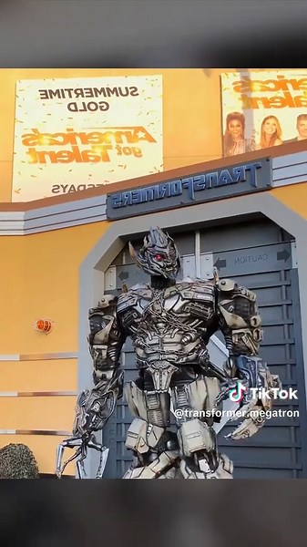STOP Dressing like TWINS🤣 #megatron #transformers #keepsupporting #universalstudios #funny #fypシ