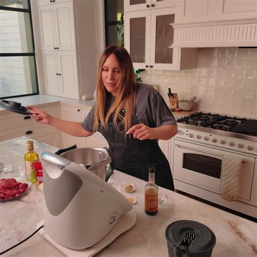 Does anyone remember the cans of Braised Steak & Onions??👩‍🍳✨ Growing up, my mum’s braised beef & onions was a classic—but let’s be real, I wasn’t exactly obsessed with it as a kid 😅. My tune has changed now!! My version of Braised Beef & Onions in Dinners 3 is pure comfort food—tender, melt-in-your-mouth beef in a rich, velvety stew, just begging to be served over creamy mash and with the Cheesy Herb Dumplings to dip. 🤤 This one is going to be a game-changer for anyone still buying the cann