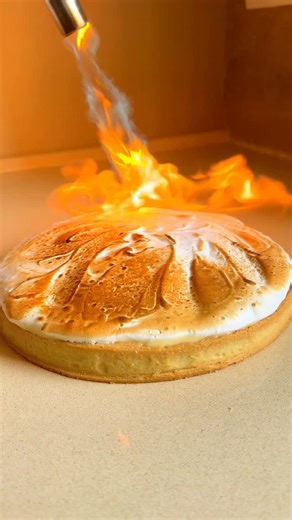 ‎הדס חמוי | hadas chamoy | יוצרת תוכן קולינרי‎ on Instagram‎: "⁨ ⁨ ⁨ ⁨ ⁨ אם יש קינוח שתמיד מעורר מחלוקות זה פאי לימון🍋 או שאוהבים אותו או ששונאים אותו אף פעם אין באמצע 🤭 אופן הכנה: לבצק הפריך: 200 גרם קמח 100 גרם חמאה קרה חתוכה לקוביות 50 גרם אבקת סוכר קורט מלח 1 חלמון L 1–2 כפות מים קרים (רק אם צריך) מצרכים לקרם לימון: 4 ביצים L 180 גרם סוכר 60 גרם קורנפלור כפית מחית וניל 200 מ״ל מיץ לימון סחוט טרי 100 גרם חמאה חתוכה לקוביות מצרכים למרנג שוויצרי (באן־מרי): 120 גרם חלבונים 240 גרם סוכר קורט מל