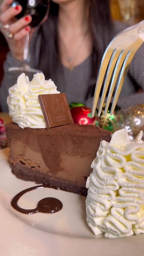 This is true love💕✨ #happyholidays #cheesecakefactory #holidayseason #cheesecakelover