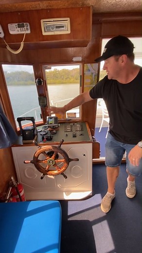 We could pretty happily live on one of these Tin Can Bay Houseboats 🛥 | Creek to Coast
