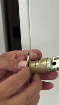 How to remove and reinstall deadbolt lock. Como remover y instalar una cerradura