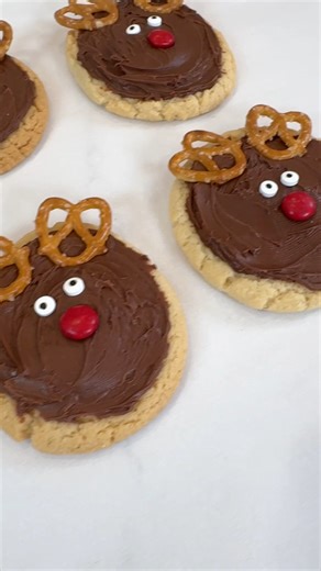 1.9K views · 20 reactions | These Reindeer Cookies are so cute and easy to make! 歷 You’ll definitely want to save these. ❤️ Follow for more fun ideas and make sure to share with a friend! #reindeercookies #holidaybaking #christmascookies #rudolph #christmastreats | Young Wild Me | Facebook