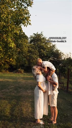 Veľmi ma teší, že som opäť fotila Evku. Teraz aj s celou jej rodinkou ❤️🥰🔥. Počasie aj prostredie, kde sme fotili...bolo jednoduchou dokonalé 📸😍😍a ten západ slnka ❤️❤️❤️🤗🔥 čo poviete? . Čas letí neskutočne rýchlo, pri tehotenskom fotení odporúčam objednať sa čo najskôr 👉🏻 aspoň 1-2 mesiace pred termínom. 😄.Rezervujte si aj vy svoj termín včas a prídite na fotenie 👌🏻✅📸. . Ak hľadáte fotografku s priateľským prístupom, ktorá Vás zároveň na fotení napózuje, usmerní, poradí Vám, všetko 