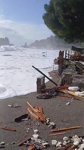 Taormina, disastro a isola Bella per le mareggiate Joniche: immagini drammatiche