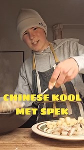 CHINESE KOOL met SPEKJES 🥬🥓 | Recept 👇 Als de feestmaand december voorbij is, gaat het feest bij ons thuis altijd nog even door. Ik ben jarig op 6 januari, mijn vader een dag later. Op zijn 60e verjaardag wilde hij graag Chinese kool roerbak eten, dus uiteraard heb ik dat klaargemaakt. Dit staat regelmatig bij ons op tafel. Je hebt slechts een paar ingrediënten nodig, maar het is wel echt waanzinnig lekker! Recept Chinese kool met spek 🌟 9,0 ⏰️ 30 minuten 🧑‍🧑‍🧒‍🧒 5 personen 💸 €2,25 per 