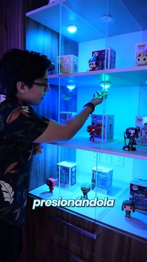 ¡Ilumina cada rincón con color y estilo! 🌈✨ 💡 Luz RGB multicolor: Ideal para clósets, alacenas, repisas o escritorios. 🎛️ Control total: Botón en cada lámpara para encender, apagar o cambiar color. 📱 Control remoto: Ajusta color, brillo, modos automáticos y temporizador (4 u 8 h). 🔧 Instalación fácil: Se adhieren a superficies lisas y funcionan con pilas. Dale vida a tus espacios en segundos. 👉 https://bit.ly/3NKzbkZ #Steren #IluminaciónRGB #LuzDecorativa #HogarConEstilo #IluminaciónLED | 