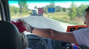 Fata la volanul unui camion de 15 tone dar impreuna cu instructorul auto
