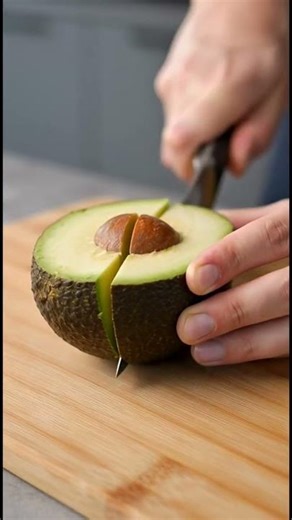 Zeigen Sie, wie man eine Avocado in einer sauberen Wendung mit einem Messer zerhackt #Shorts