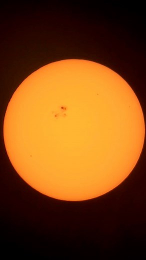 Le Soleil est sur le point de s'inverser... mais qu’est-ce que cela signifie pour nous ? En effet, tous les 11 ans, un phénomène incroyable se produit : le Soleil inverse ses pôles magnétiques. Le nord devient le sud… et inversement. Mais pourquoi ? Et surtout, qu’est-ce que cela implique pour nous sur Terre ? Ce cycle solaire, pourtant invisible à l’œil nu, contrôle bien plus de choses que vous ne l’imaginez.Des éruptions solaires plus intenses, des risques pour nos satellites et même des pertu