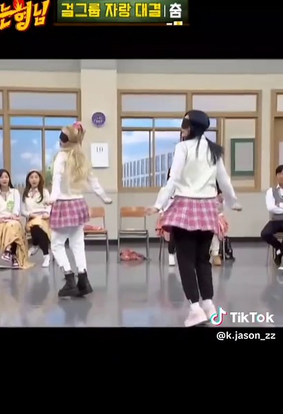 Umji and Eunha Perform 'APPLE' Blindfold Version