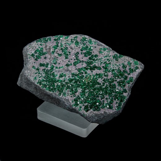 Fine Uvarovite Garnet on a Chromite Matrix 10x7cm. - Etsy