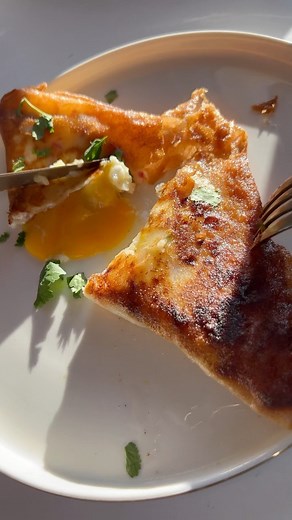 Lou Elsener on Instagram: "BRIQUE À L’OEUF 🍳 🧡 Ça c’est un de mes plats préférés l’été avec une bonne salade verte. Ingrédients : Feuilles de briques Une boite de thon Huile d’olive / sel / poivre Câpres Oeufs 2/3 pommes de terres 1 oignon rouge Coriandre 1 cas de fromage frais - cuire les pommes de terres et les écraser en purée en ajoutant l’oignon rouge ciselé sel poivre huile d’olive - Émiettez une boite de thon en mettant un peu d’huile d’olive et de coriandre et du fromage frais - Pliez