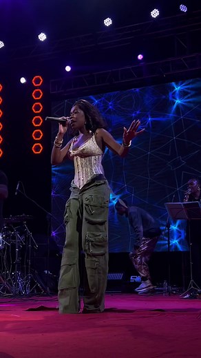 Música ao vivo neh? Quem gosta? Na tour 10 anos estamos assim…😍🫶🏽 #FofinhadeAngola #annajoyceofficial #apeça #tour10anos