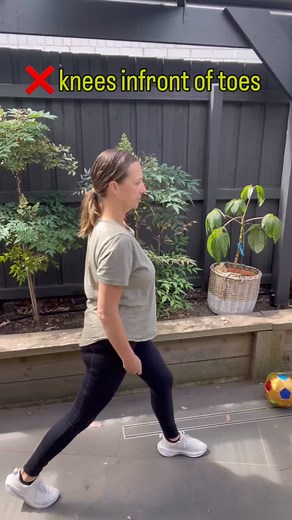 If you’ve ever struggled with lunges then keep reading. Lunges are great for building leg strength when done correctly. They are not a recommended exercise if you have hip or ankle pain or poor balance. Tips - 🔔 keep knee above toes and not infront 🔔 keep your feet hip width apart a stance that is too narrow causes balancing issues 🔔 keep chest upright and don’t lean forward 🔔 not doing full range of motion reduces muscle activation Let me know how you go in the comments ⬇️ #mythbusting #rea