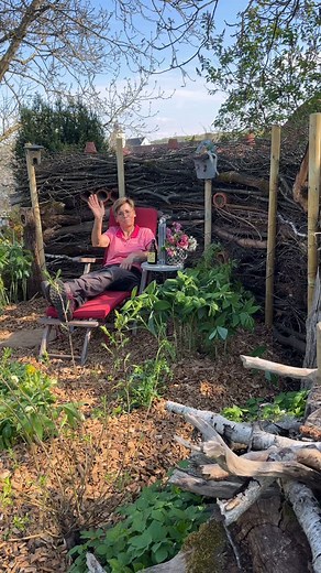 Birgit Helbig on Instagram: "BENJESHECKE 💚🌿👍 Wohin mit dem Schnittgut von Bäumen und Sträuchern? … Ich kann euch den Bau einer Benjeshecke empfehlen.🐦‍⬛🦔🐞🪲🐛🪺🦎 💚Zuerst habe ich meine angespitzten Pfähle in gleichmäßigen Abständen circa 40 cm in den Boden eingeschlagen. Für die Endhöhe habe ich mich für 1.60 cm entschieden, damit ich das Schnittgut bequem von oben einschichten kann. Mit Stauden von meinen anderen Gartenbeeten (Staudenteilung ) habe ich meiner Benjeshecke eine schöne Ein