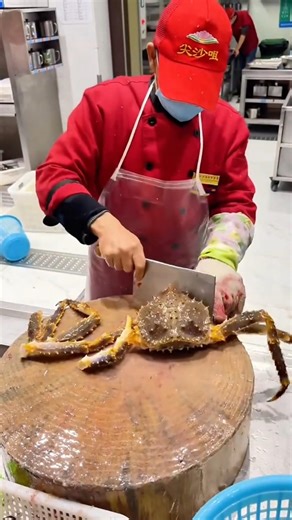 King Crab 🦀 Cutting Skills #kingcrab #seafood #shorts
