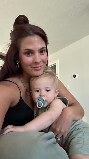 staring at him while staring at it 👁️👄👁️ GORRRGEOUS HONEYYYYY #momof2 #sahm #utah | Rylee Jenkins
