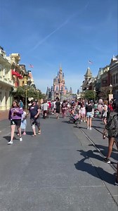 “I’m walking right down the middle of Main Street U.S.A!”🇺🇸🏰✨ We always love this walk!❤️ | MickeyBlog.com