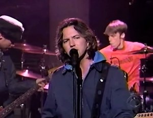 “I pledge my grievance to the flag ‘cause you don’t give blood then take it back again. Oh, we’re all deservin’ something more.” “Grievance” by Pearl Jam live on Letterman on April 12, 2000. From “Binaural,” a critically underrated album. “Have a drink, they’re buyin’. Bottom of, bottle of denial.” Evergreen song. #grungebible #pearljam #eddievedder #grievance Video: https://youtu.be/jUi_kqxUuVA?si=d74f2T31xpJjE-zV | The Grunge Bible