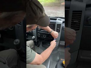 Hoe verwijder je de fabrieksradio van de Mercedes Sprinter?