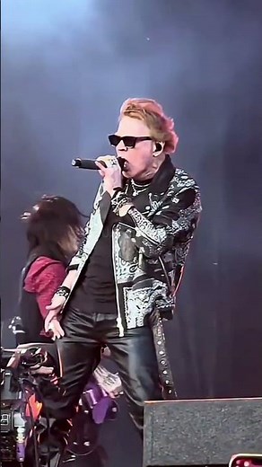 Axl Rose hitting high notes on Anything Goes | Back to the Beginning #AxlRose #BlackSabbath