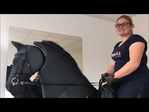 Pia testet den Reitsimulator "Mr.Jones"