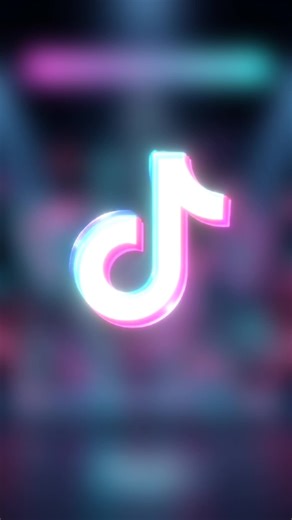 ⚙️ Cara Kerja Algoritma TikTok 2026 1. Analisis Interaksi Pengguna secara Mendalam TikTok memantau interaksi seperti durasi tonton (watch time), jumlah tonton ulang (rewatches), komentar, likes, shares, dan disimpan. Jika video ditonton hingga akhir atau bahkan berulang algoritma akan mendorongnya ke audiens yang lebih luas. 2. Pemahaman Kontekstual & Deteksi Kualitas Konten Algoritma kini mampu memahami konteks humor, informasi, emosional dan memprioritaskan video berkualitas tinggi (audio cera