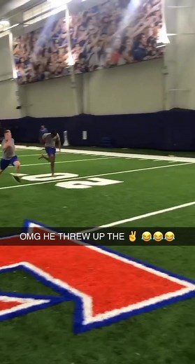 The water boy beat the strength coach in a race and threw out the peace sign. 😂 (via @davidfh5/Instagram)